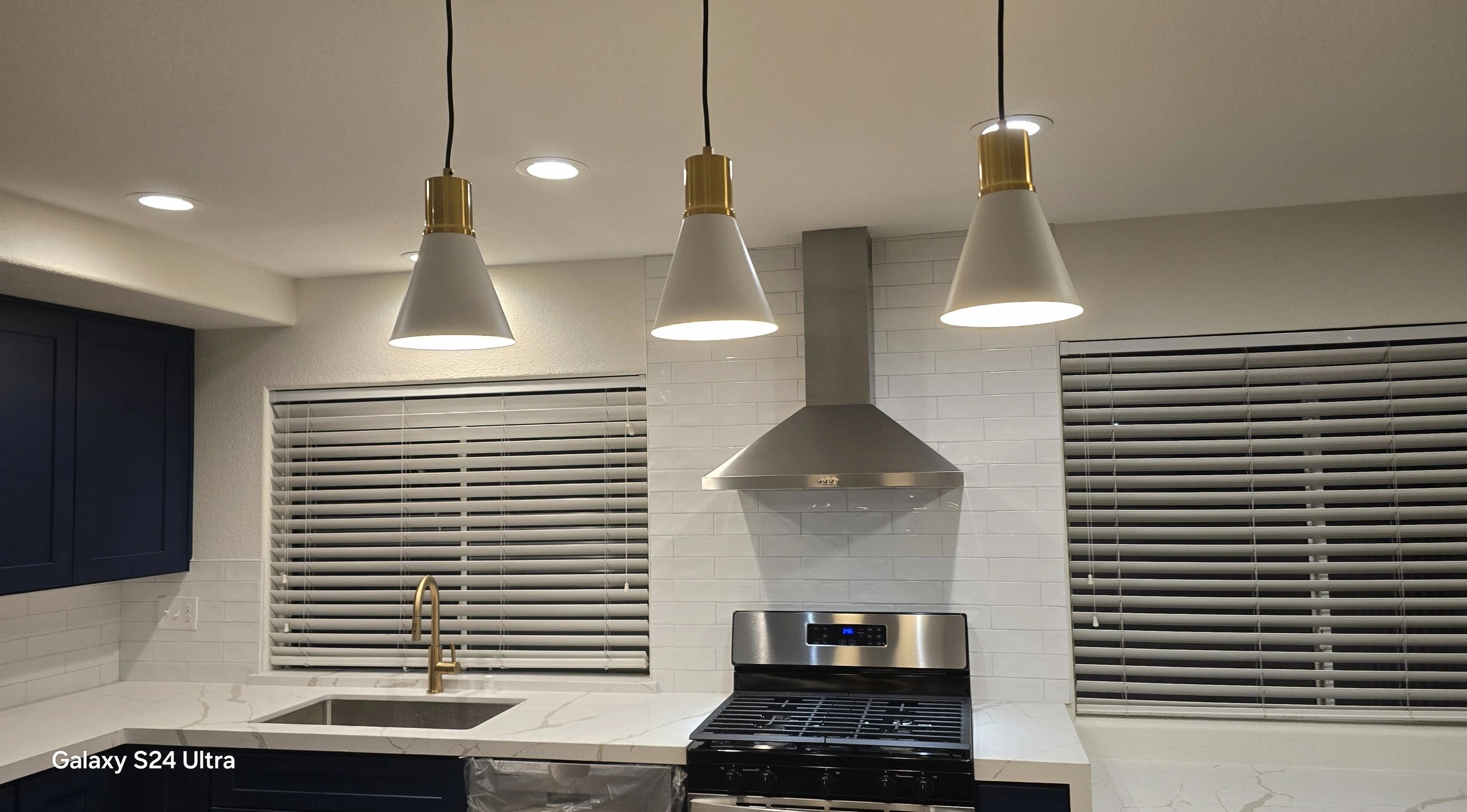 Kitchen backsplash tile and range hood